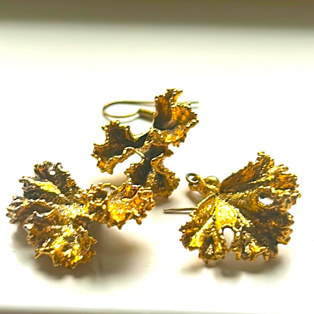 🔥HP🔥VTG 3 piece handmade Gold leaf Earrings and pendant set - Picture 1 of 10